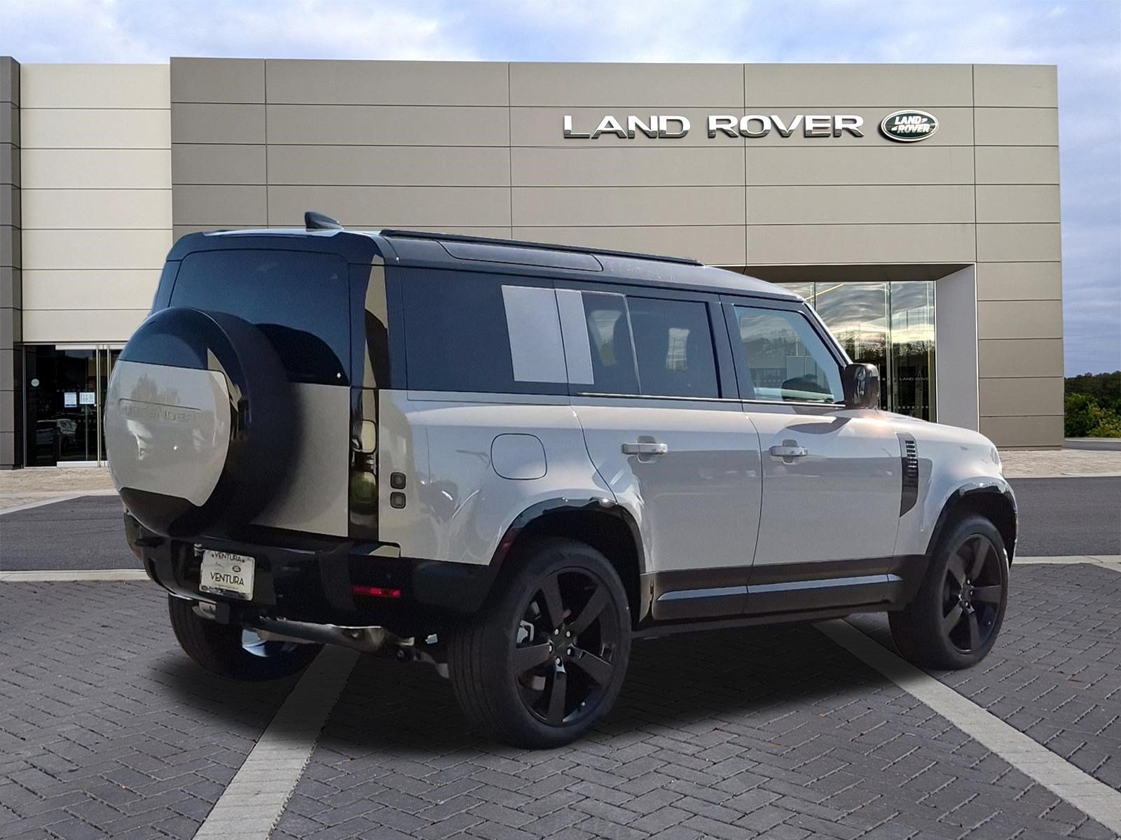 New 2026 Land Rover Defender 110 X-Dynamic SE AWD/4WD image 5