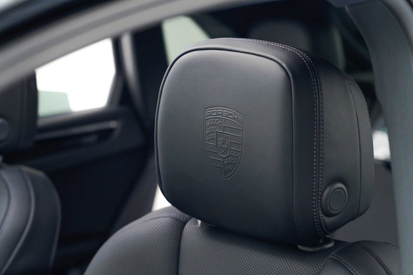 Certified 2026 Porsche Macan Turbo AWD/4WD image 19