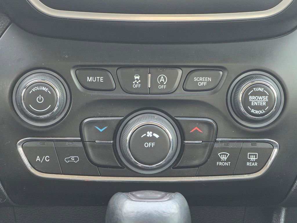 Used 2019 Jeep Cherokee Latitude Plus image 14