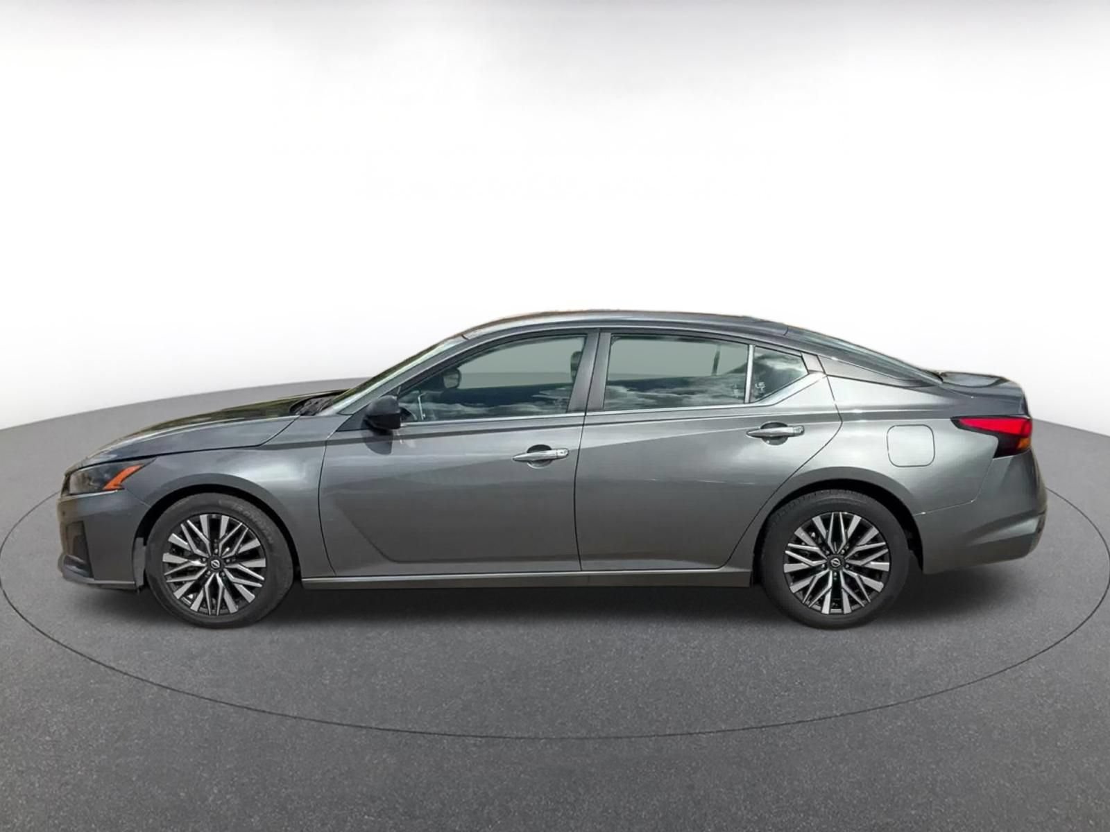 Used 2025 Nissan Altima 2.5 SV FWD image 8