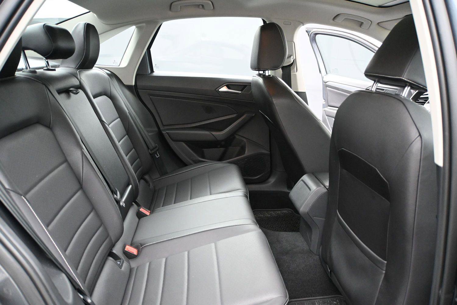 Used 2022 Volkswagen Jetta SE w/ Panoramic Sunroof Package FWD image 16