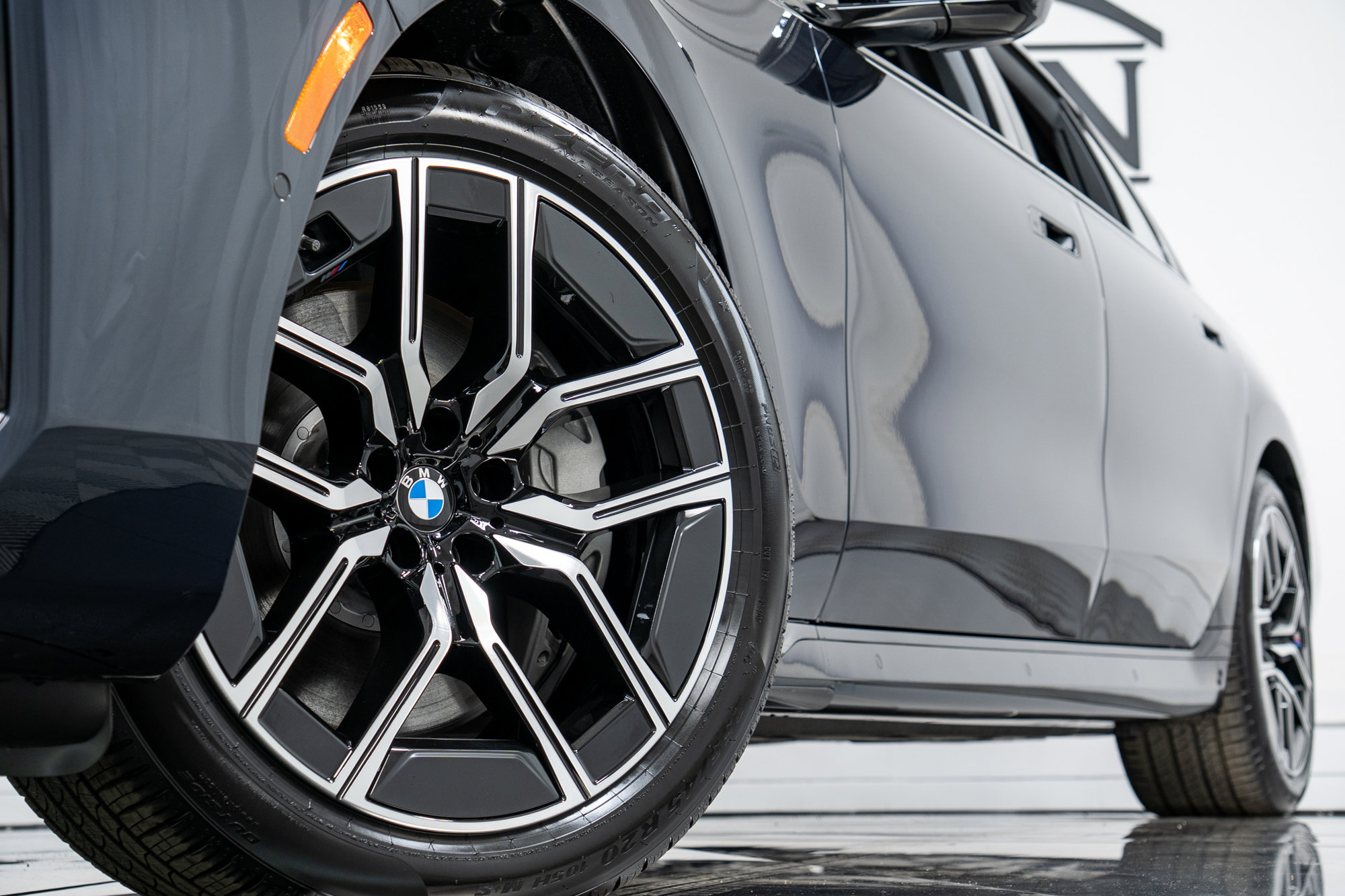 Used 2025 BMW 760i xDrive w/ Executive Package image 33