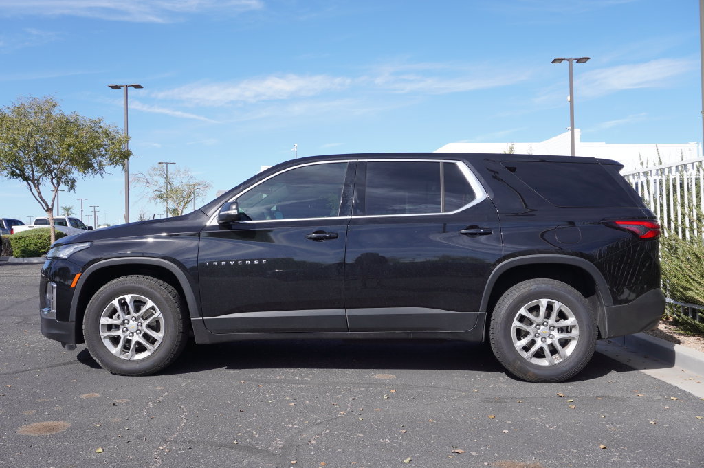Used 2023 Chevrolet Traverse LS w/ Safety Package FWD image 2