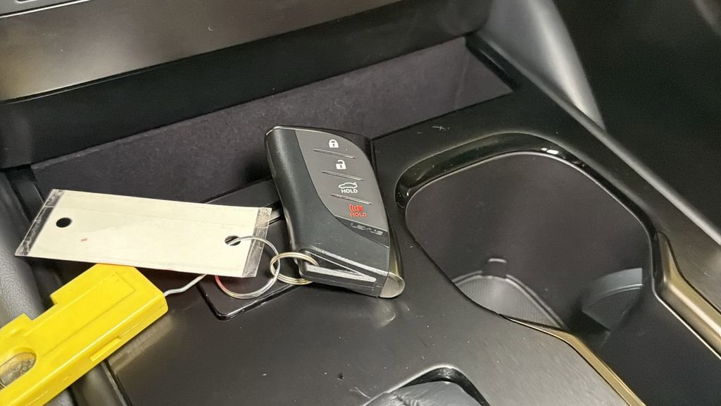 Used 2025 Lexus ES 300h w/ Premium Package image 32