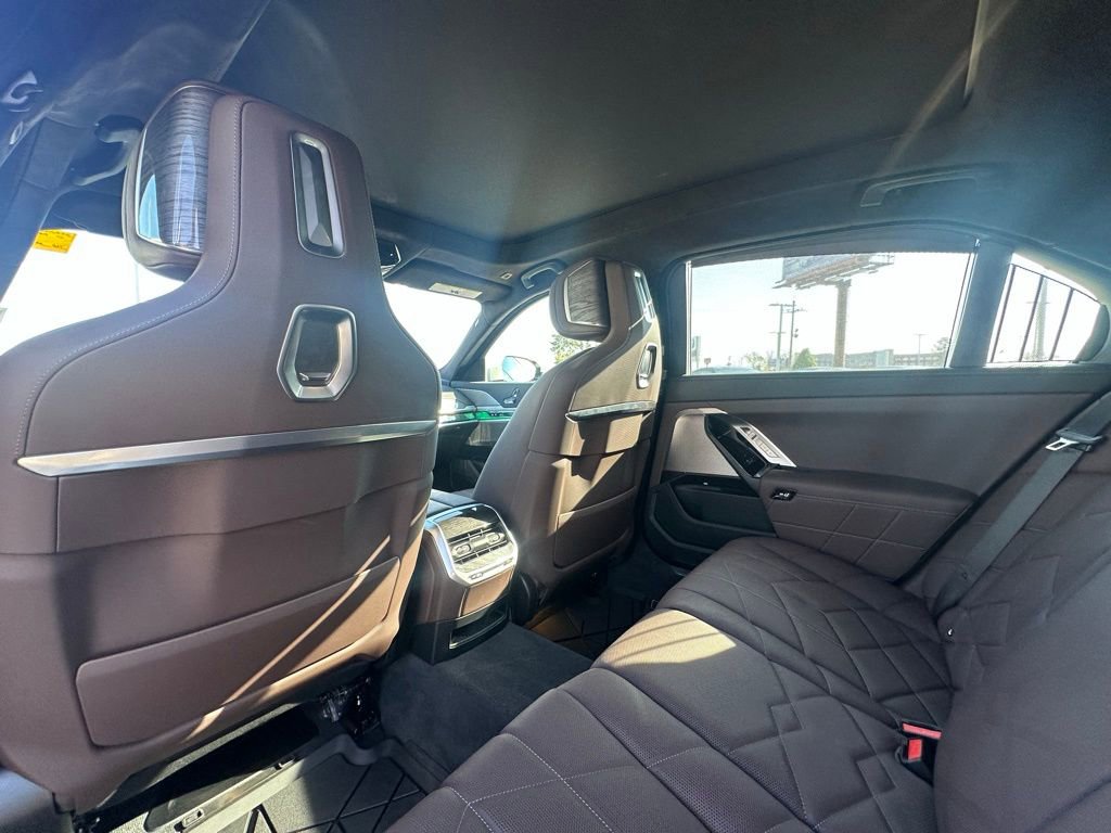 Certified 2025 BMW 760i xDrive w/ Luxury Rear Seating Package image 19