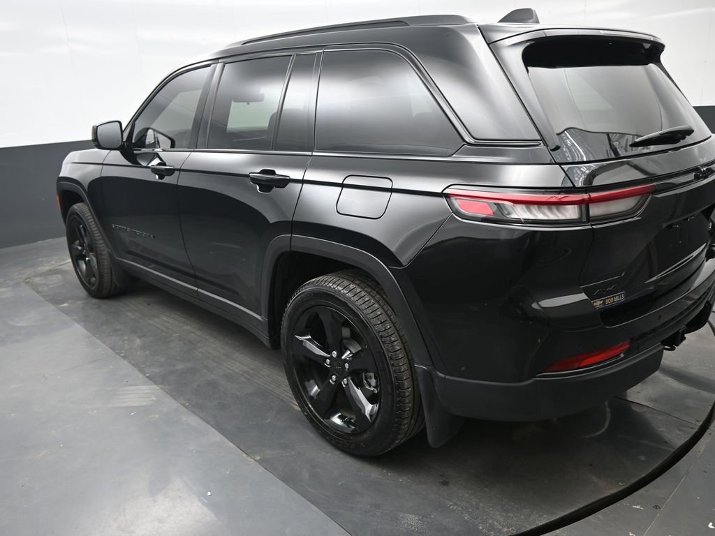 Used 2025 Jeep Grand Cherokee Limited w/ Black Appearance Package image 10