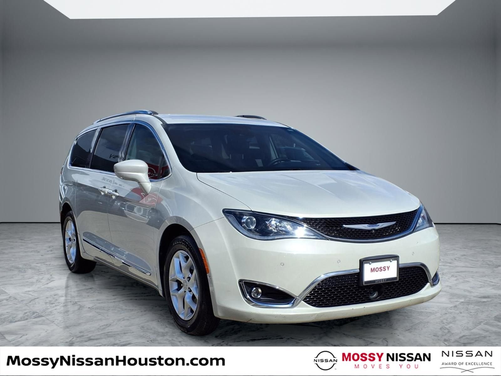 Used 2020 Chrysler Pacifica Touring-L Plus w/ Tire & Wheel Group image 1