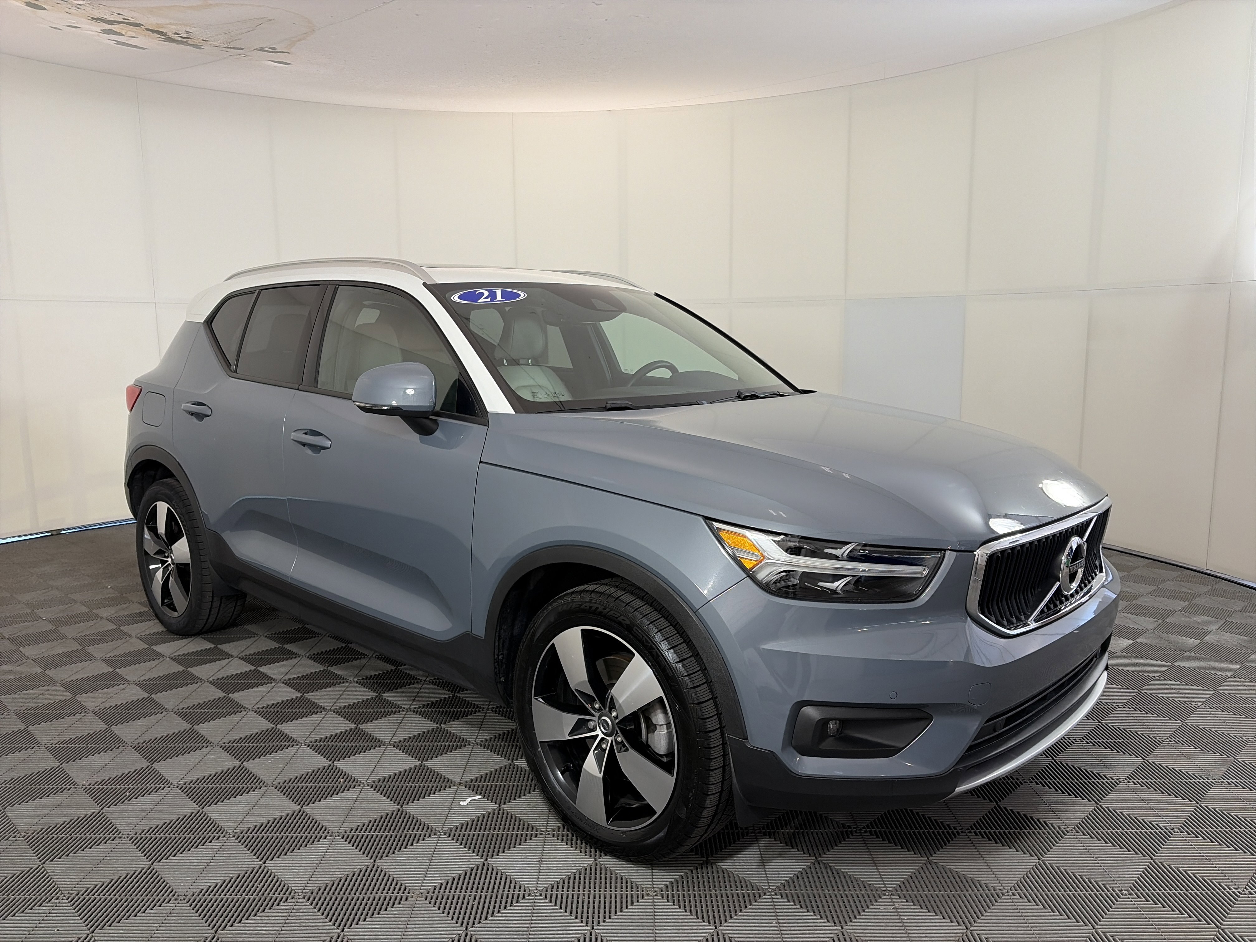 Used 2021 Volvo XC40 T5 Momentum w/ Premium Package AWD/4WD image 3