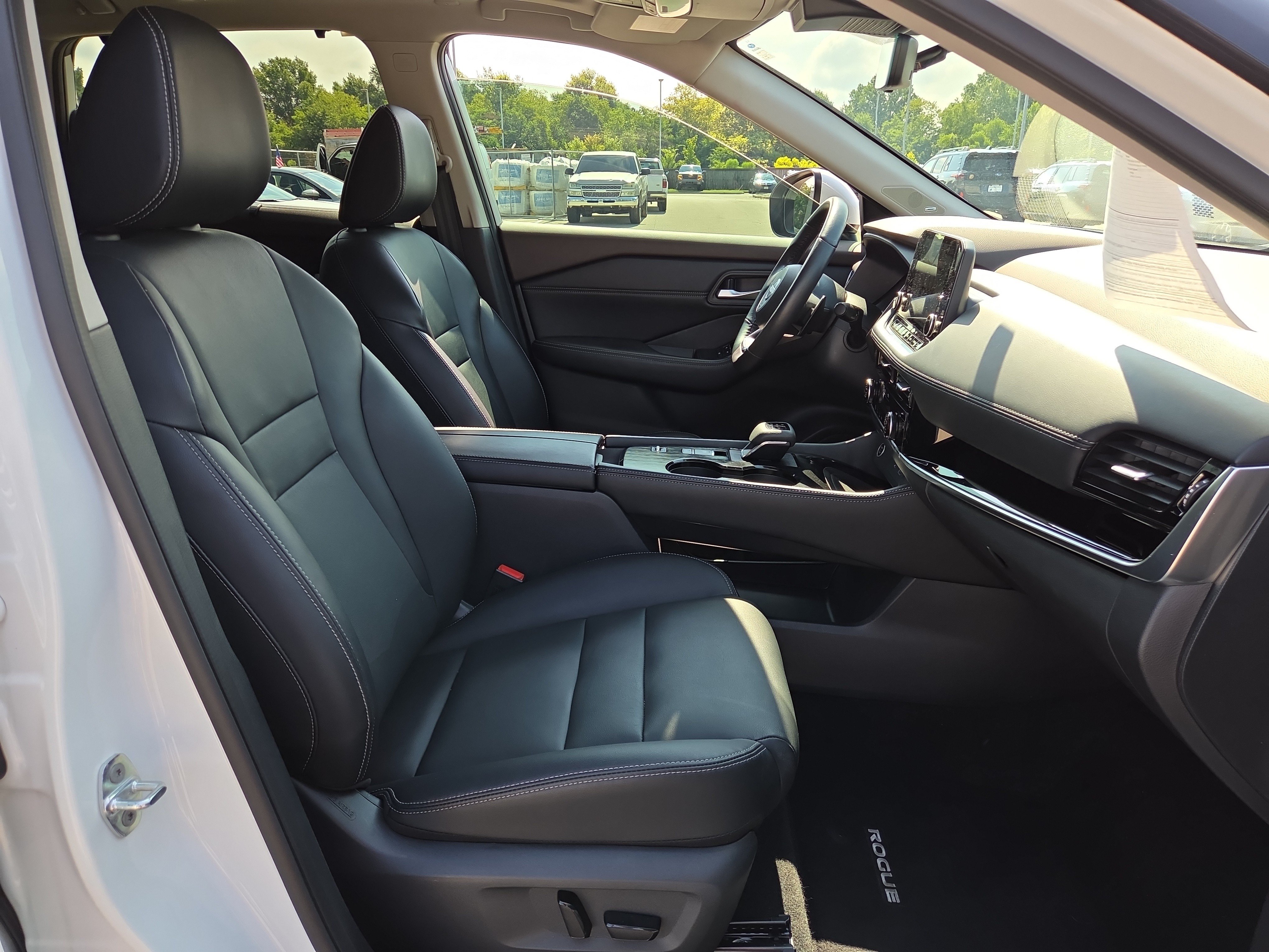 Used 2023 Nissan Rogue SL w/ SL Premium Package FWD image 16