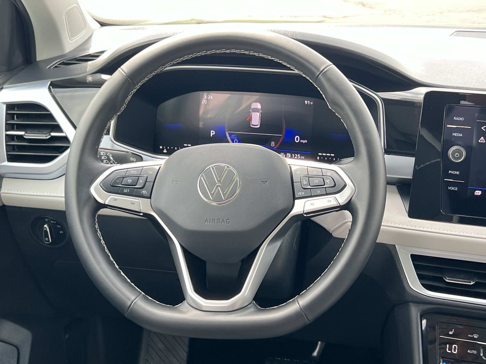 Used 2025 Volkswagen Taos SE w/ Panoramic Sunroof Package image 8