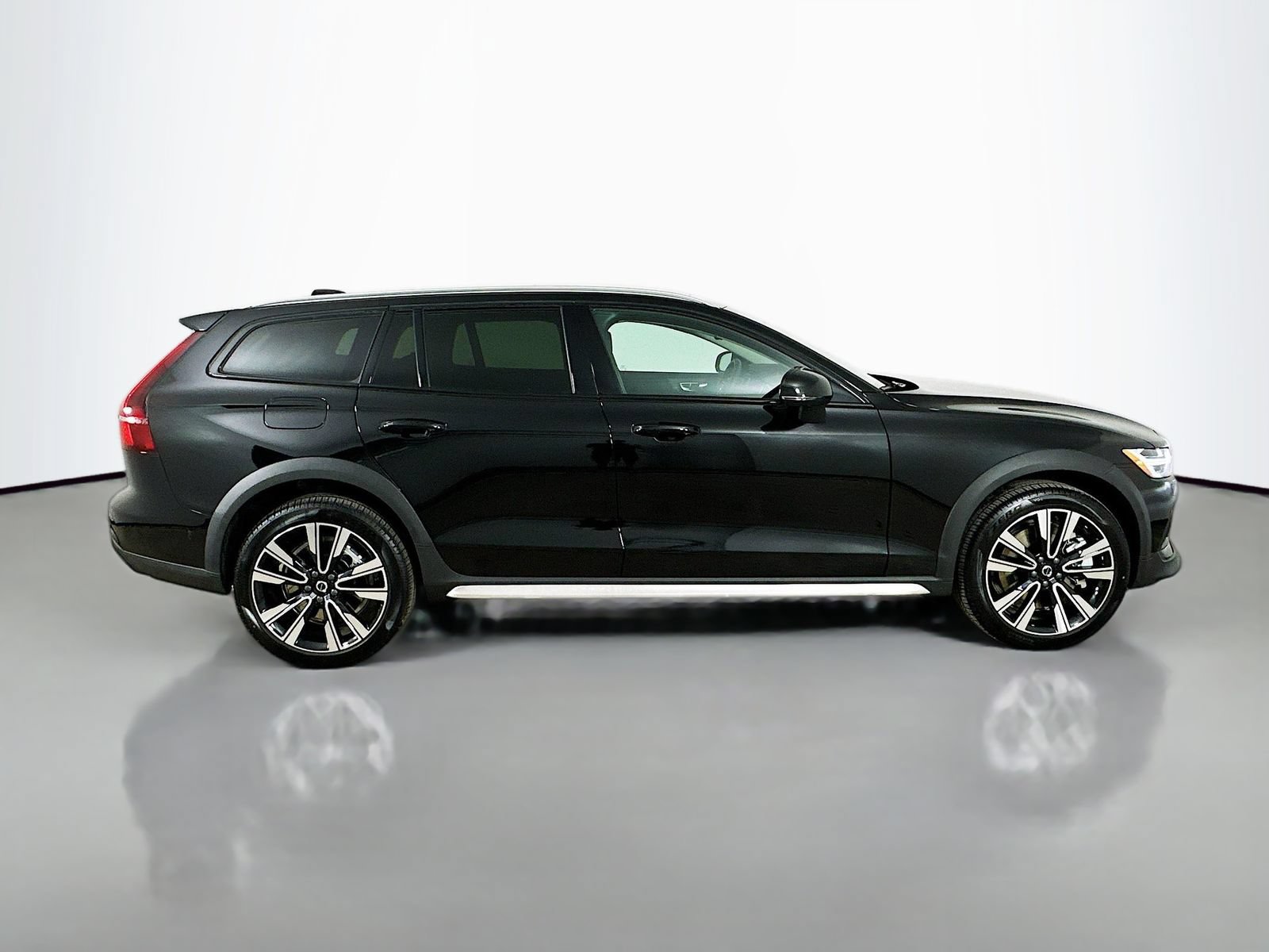 New 2026 Volvo V60 B5 Cross Country Ultra w/ Climate Package AWD/4WD image 4
