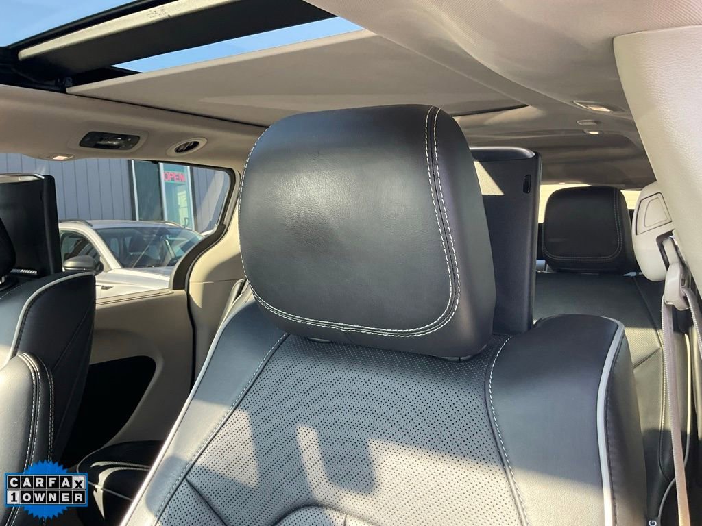 Used 2022 Chrysler Pacifica Limited w/ Uconnect Theater Family Group image 18