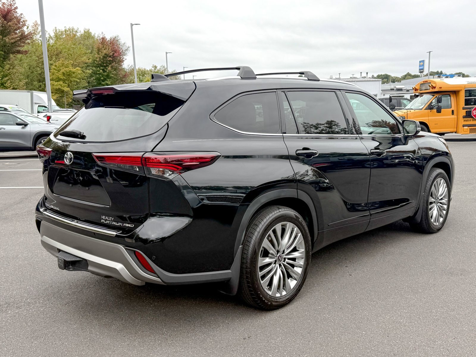 Used 2024 Toyota Highlander Platinum image 7