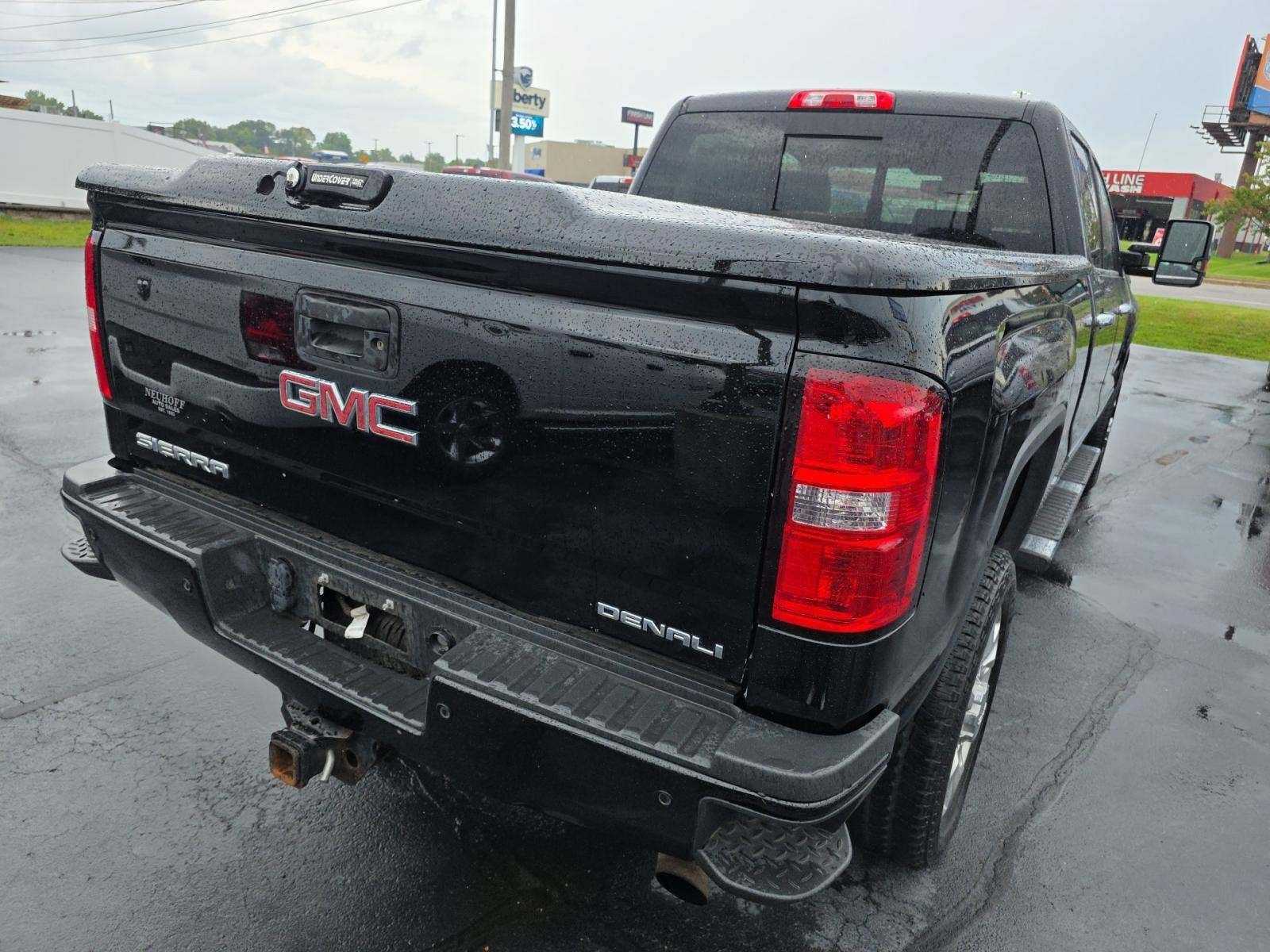 Used 2018 GMC Sierra 2500 Denali w/ Suspension Package, Off-Road AWD/4WD image 3