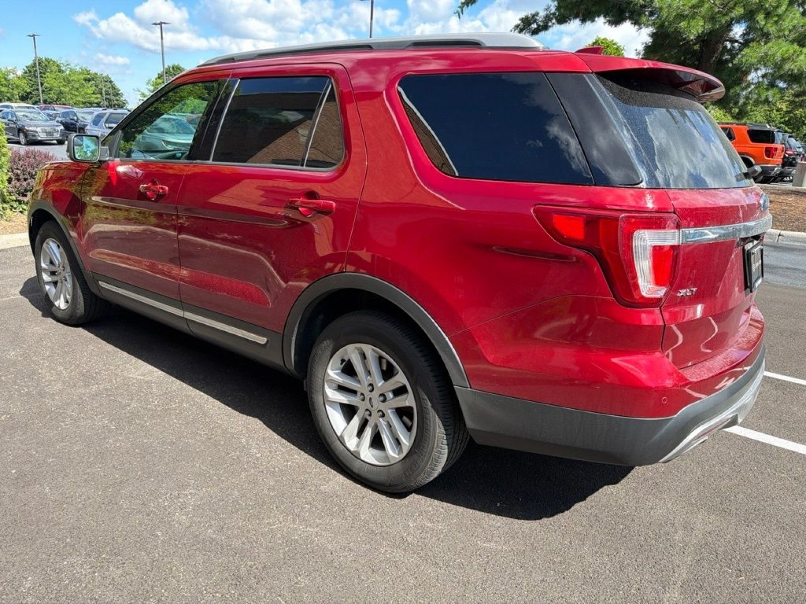 Used 2017 Ford Explorer XLT w/ Equipment Group 202A FWD image 4