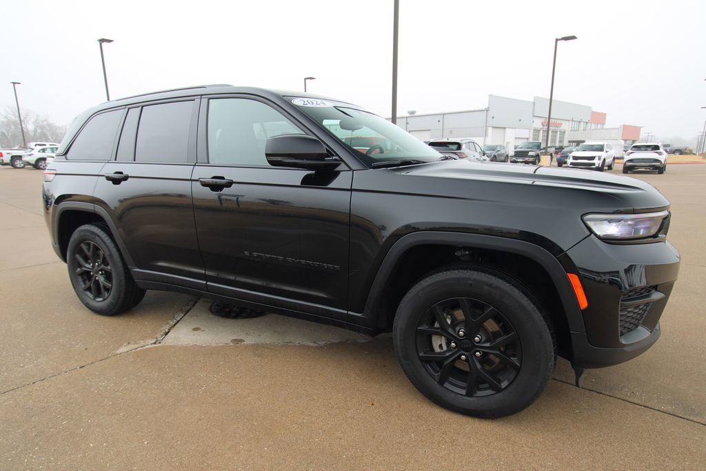 Used 2024 Jeep Grand Cherokee Altitude image 3