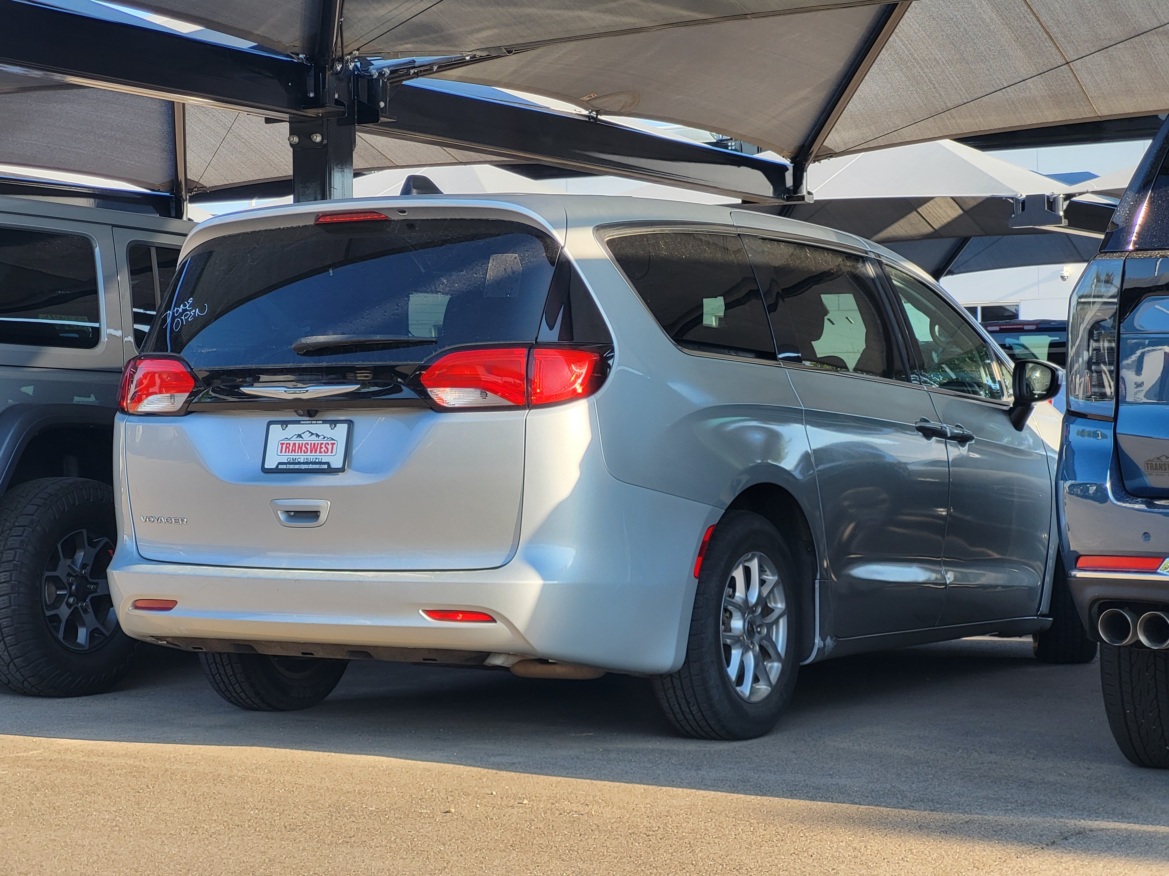 Used 2023 Chrysler Voyager LX FWD image 3