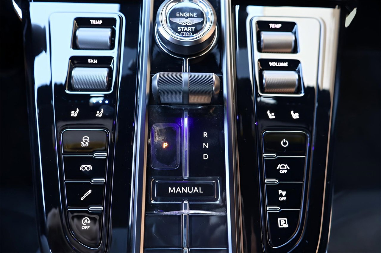 Used 2025 Aston Martin V8 Vantage Coupe image 26