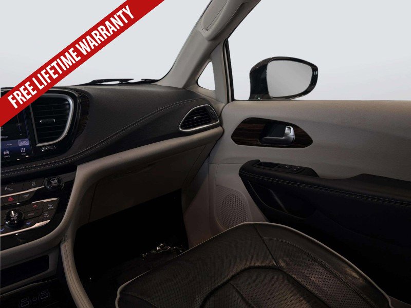Used 2023 Chrysler Pacifica Limited FWD image 31