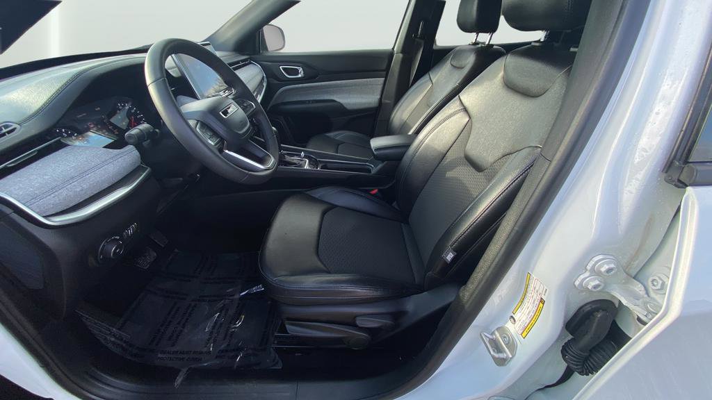 Used 2024 Jeep Compass Latitude image 30