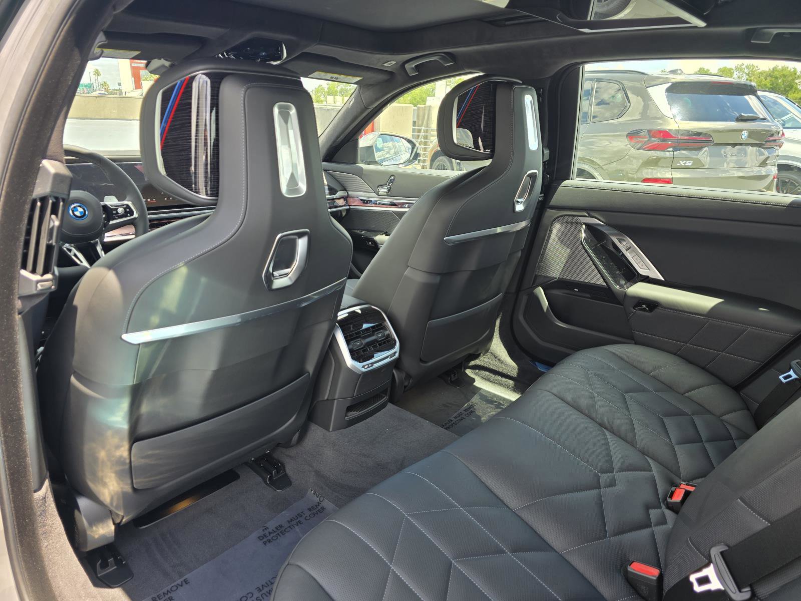 New 2025 BMW 750e xDrive w/ Premium Package image 15