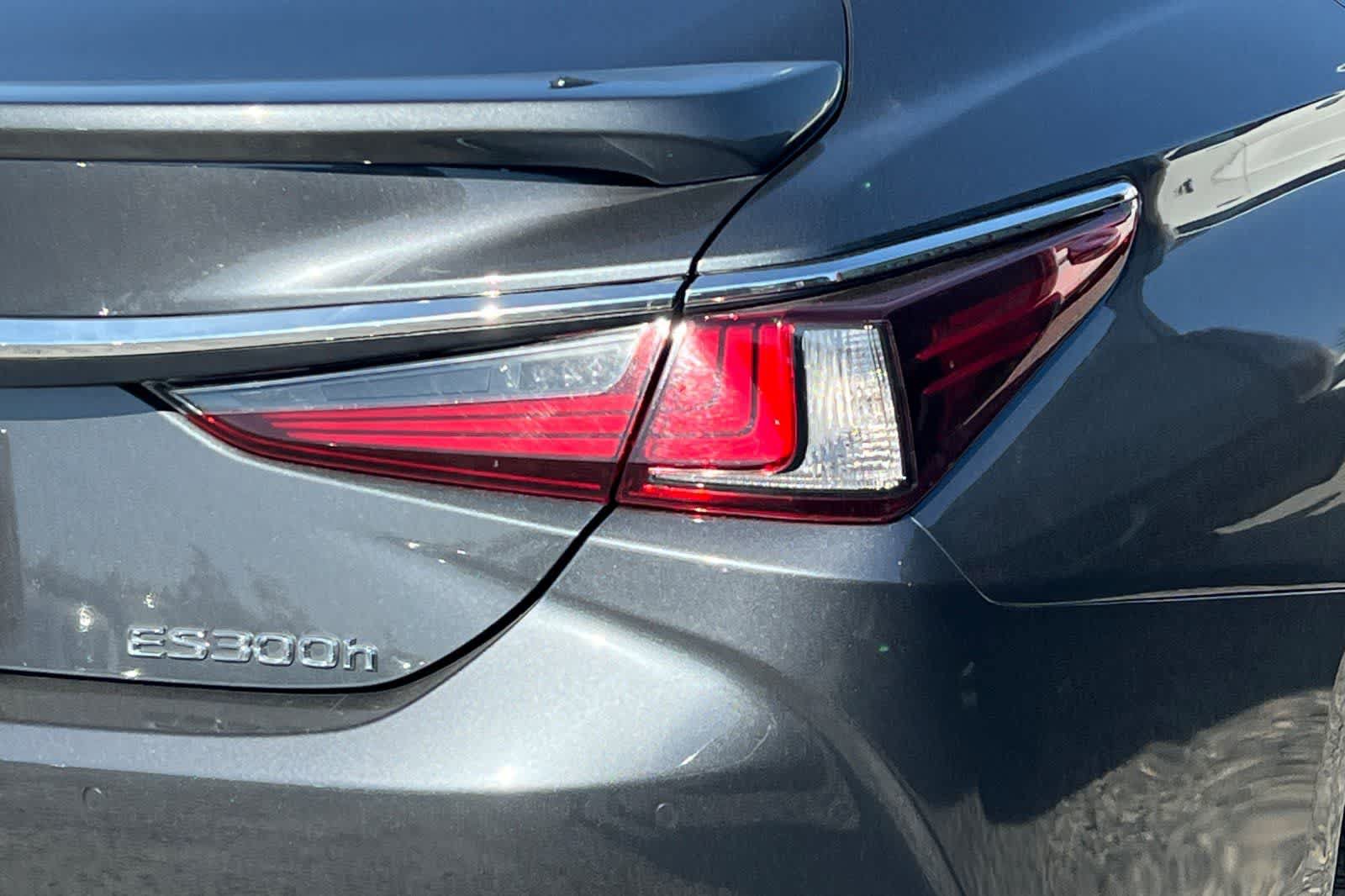 Used 2025 Lexus ES 300h w/ Premium Package FWD image 13