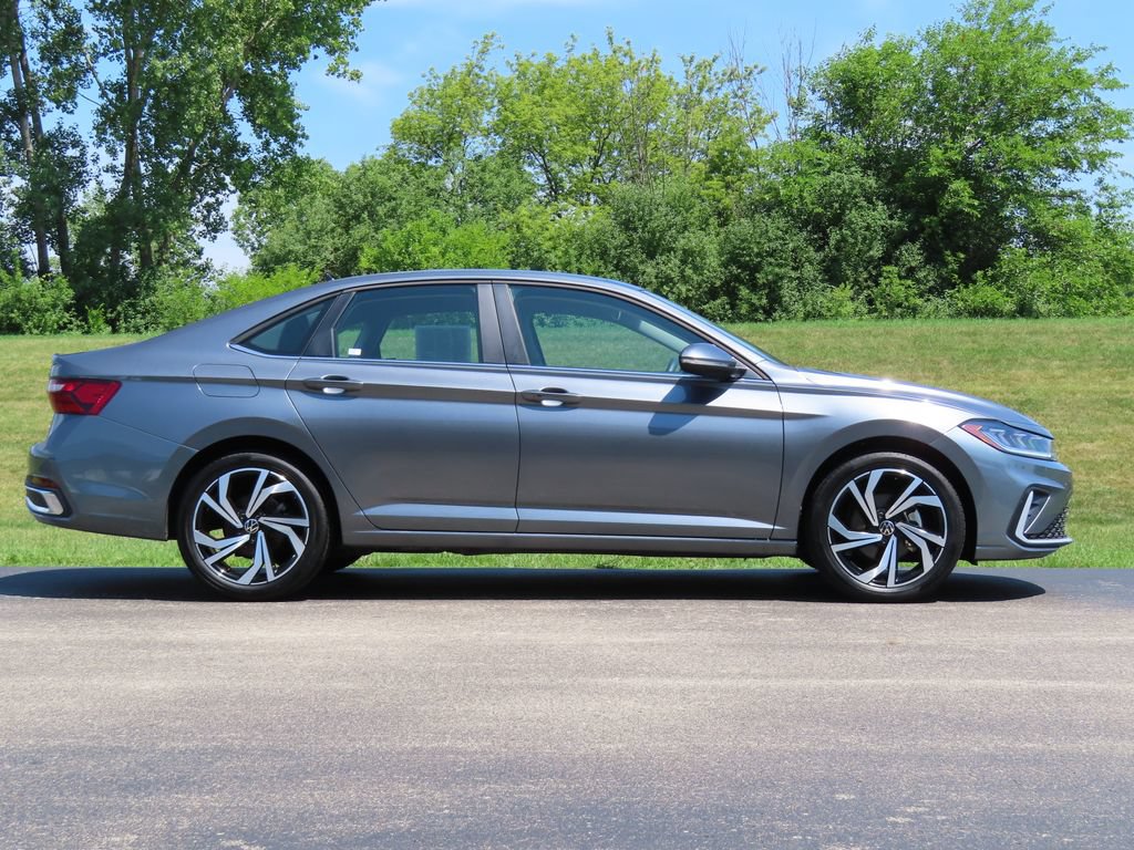 Used 2025 Volkswagen Jetta SEL FWD image 2