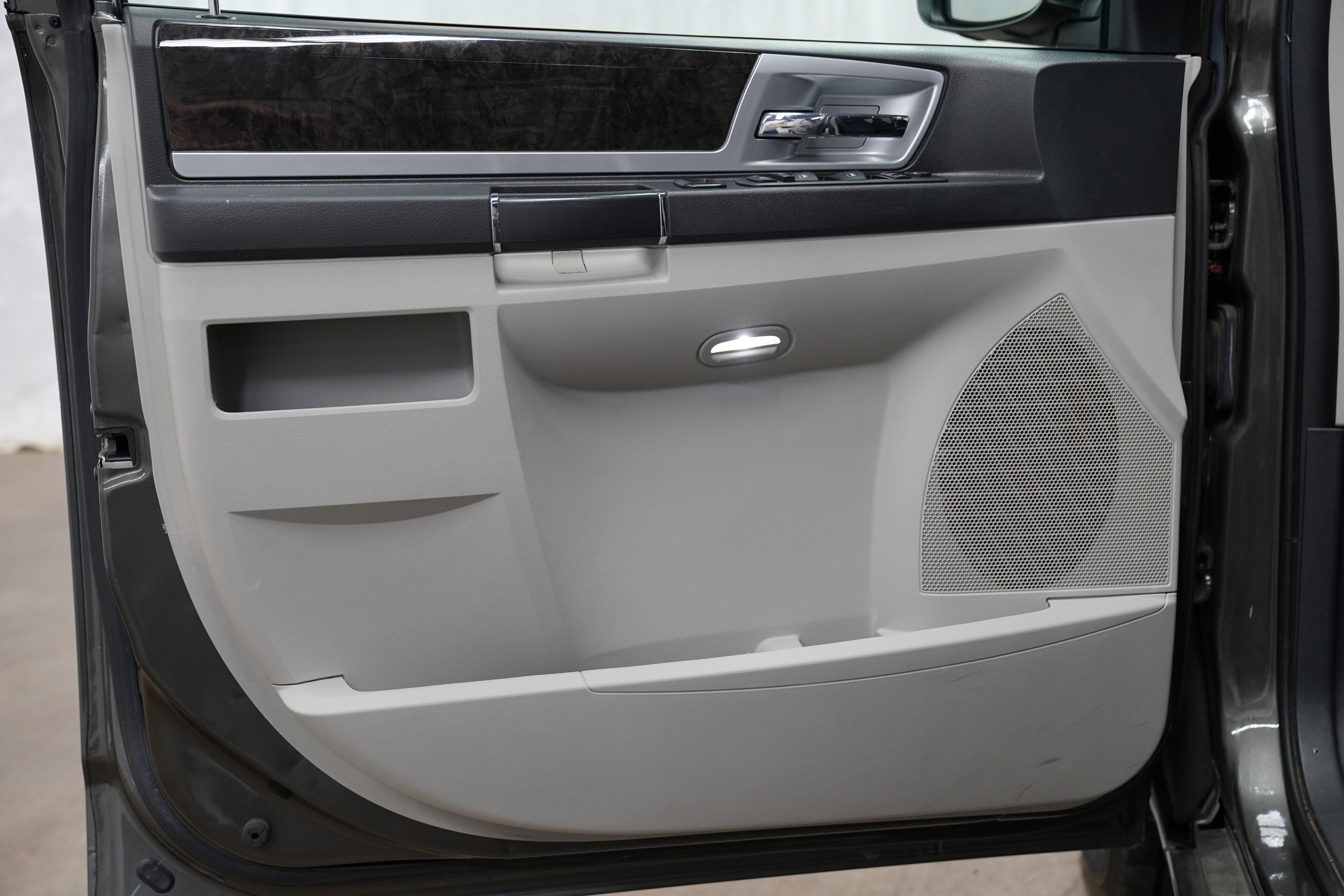 Used 2010 Dodge Grand Caravan SXT FWD image 16