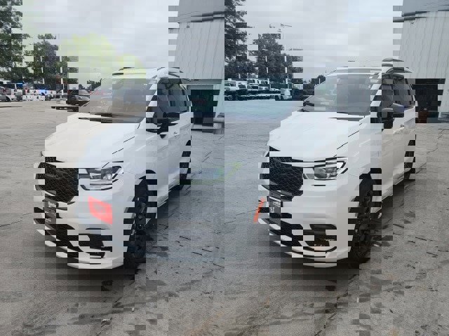New 2026 Chrysler Pacifica Limited w/ S Appearance Package image 3