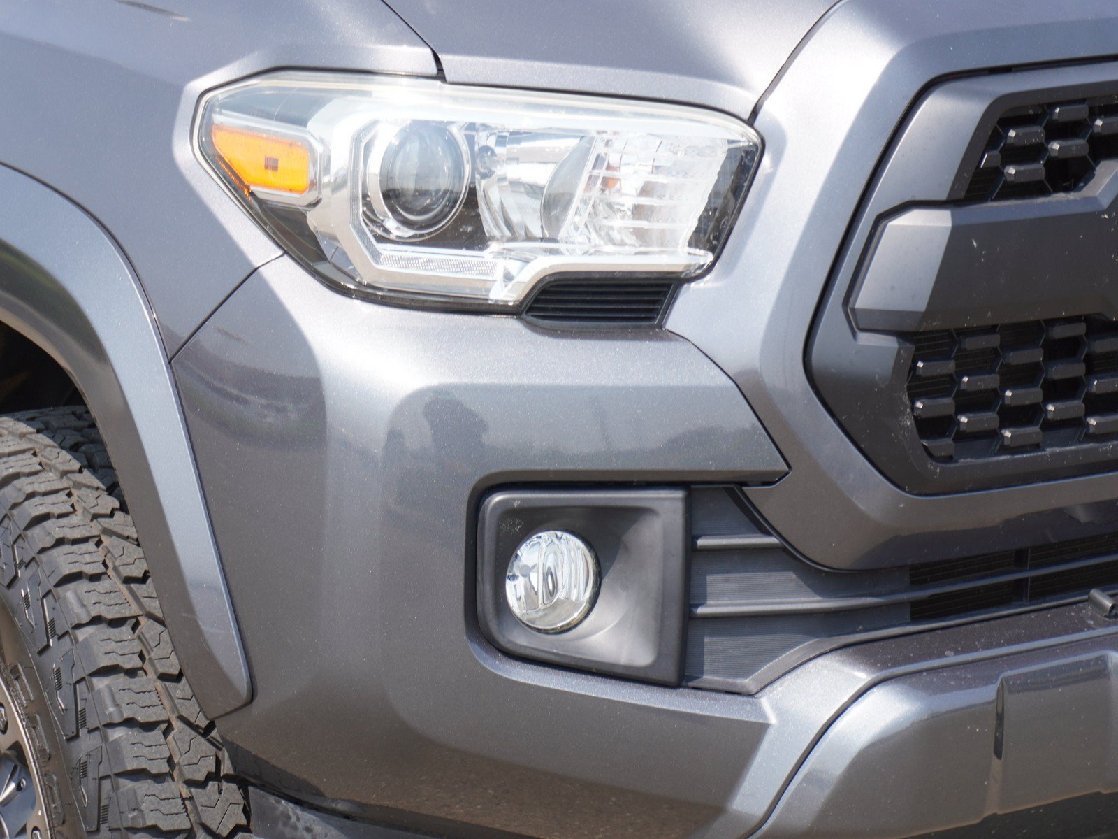 Used 2017 Toyota Tacoma TRD Sport w/ Tow Package (A/T) AWD/4WD image 3