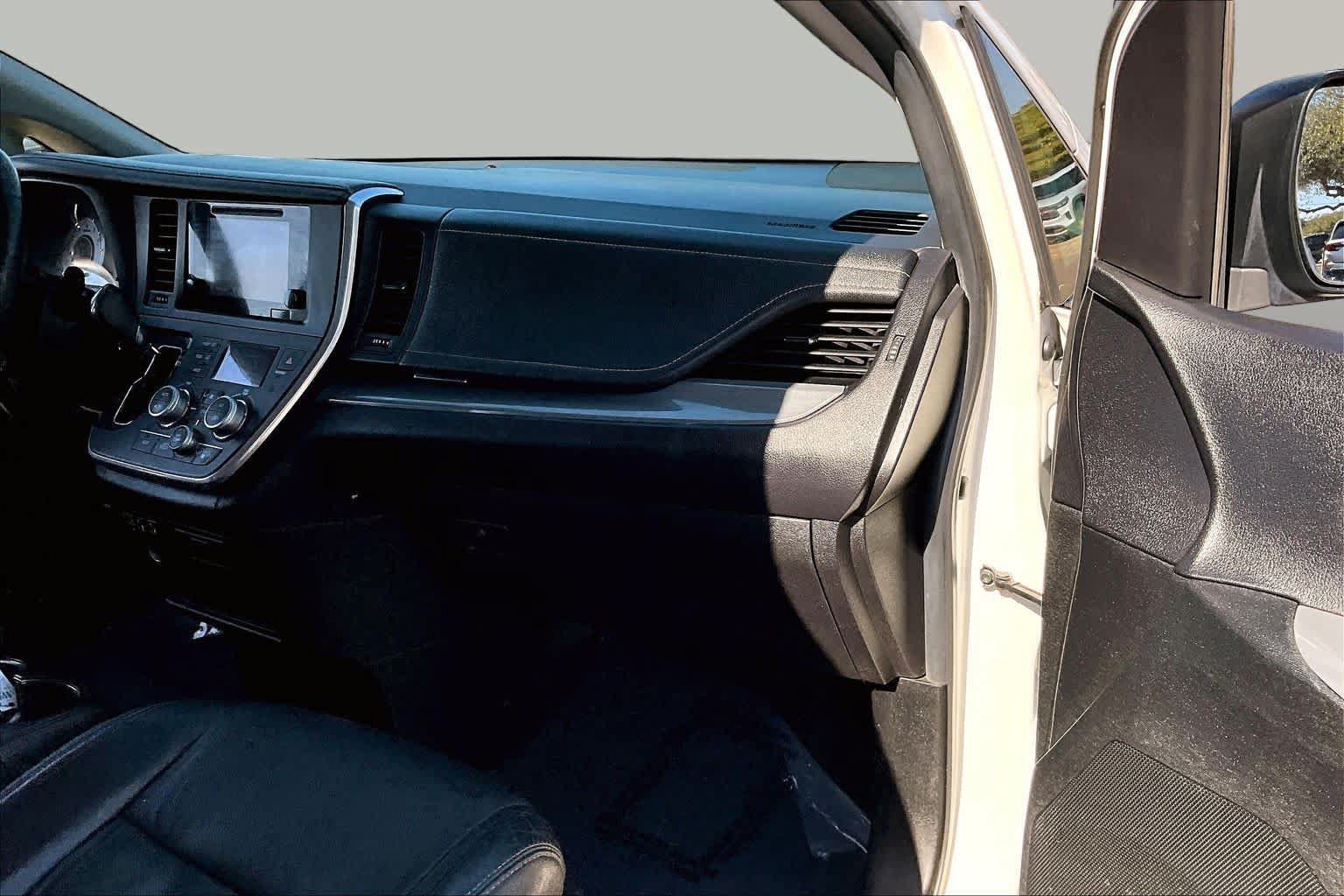 Used 2017 Toyota Sienna SE w/ SE Preferred Package FWD image 18