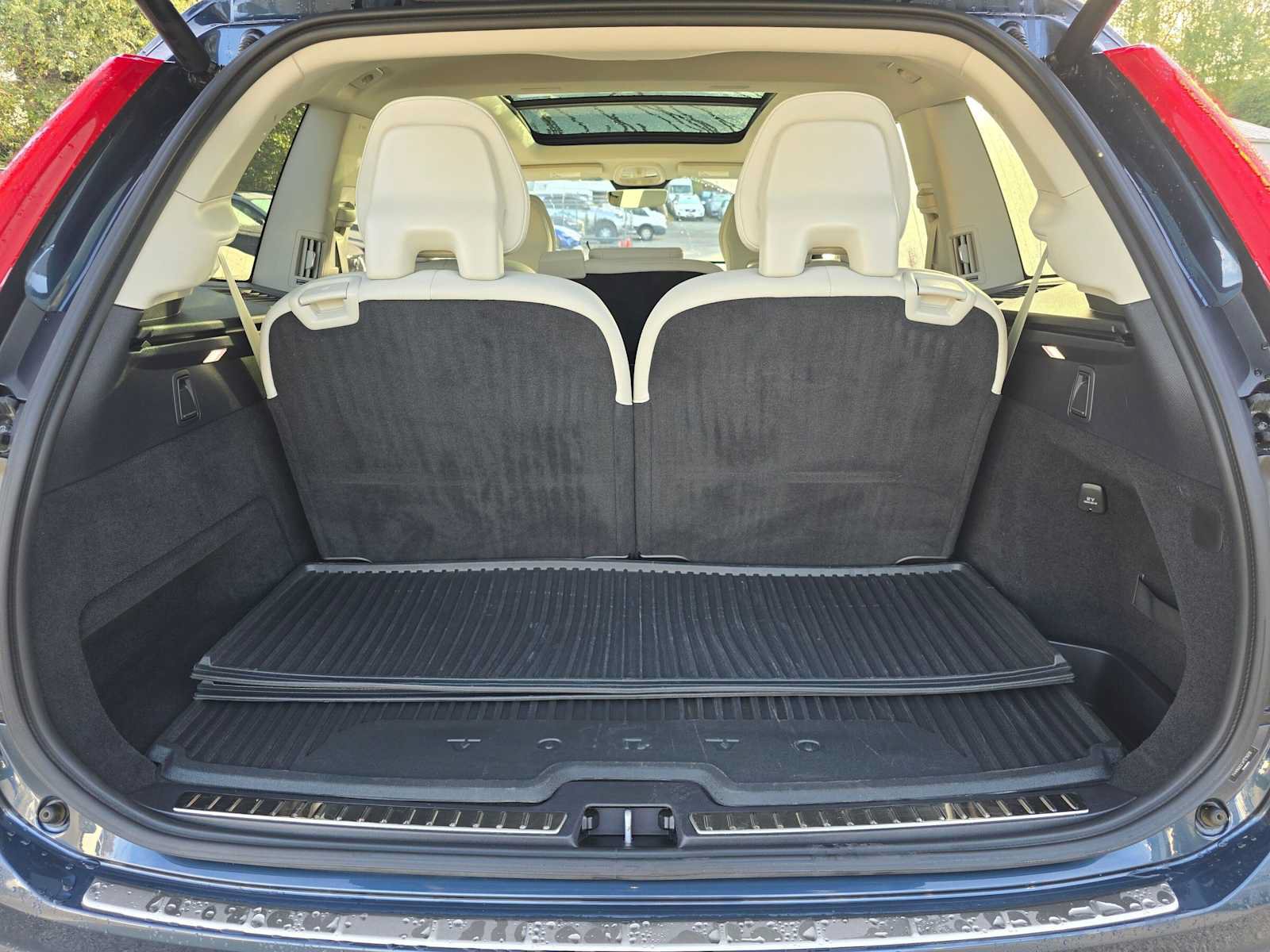 Certified 2024 Volvo XC90 T8 Plus w/ Protection Package Premier AWD/4WD image 15