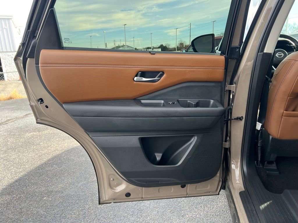 Used 2024 Nissan Pathfinder Platinum w/ Cargo Package image 18