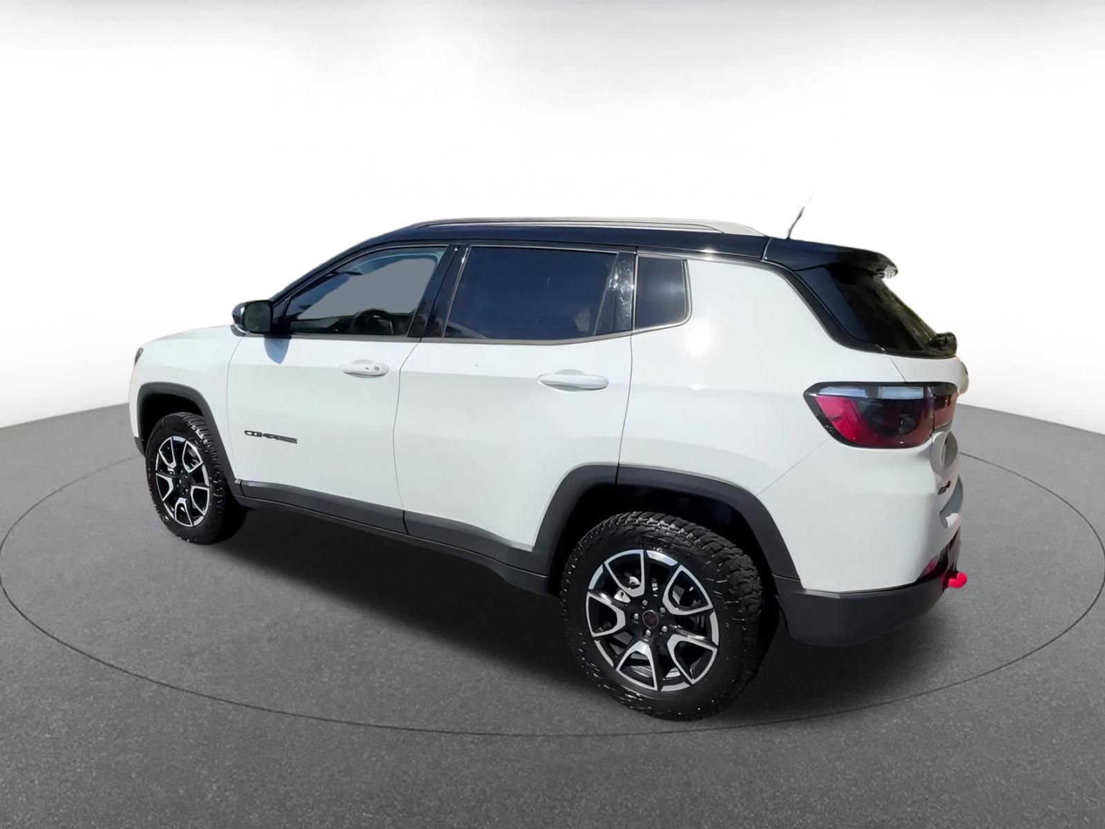 Used 2025 Jeep Compass Trailhawk image 10