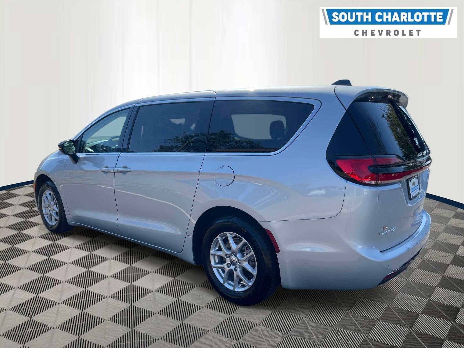 Used 2024 Chrysler Pacifica Touring-L FWD image 6