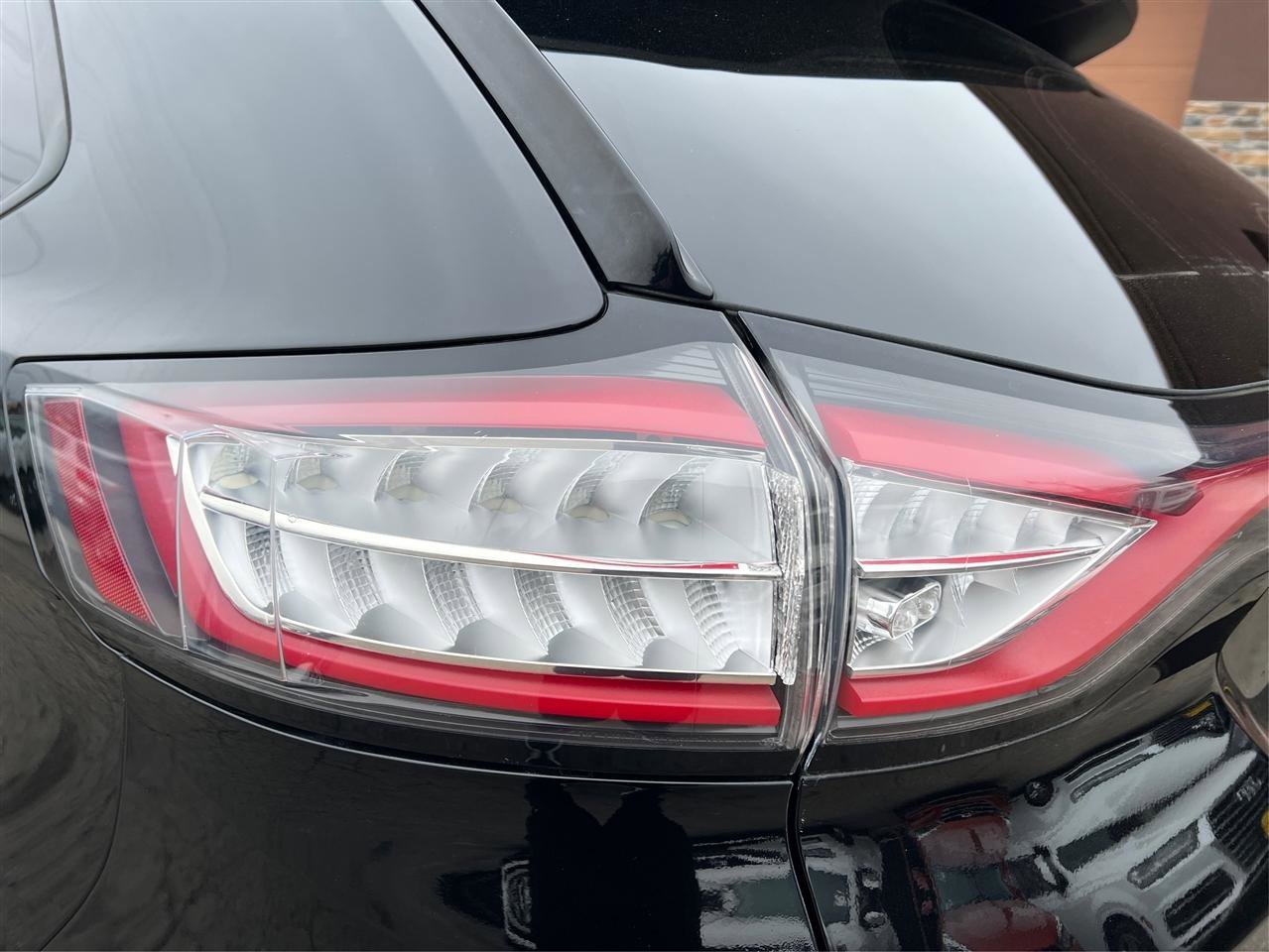 Used 2018 Ford Edge SE image 18