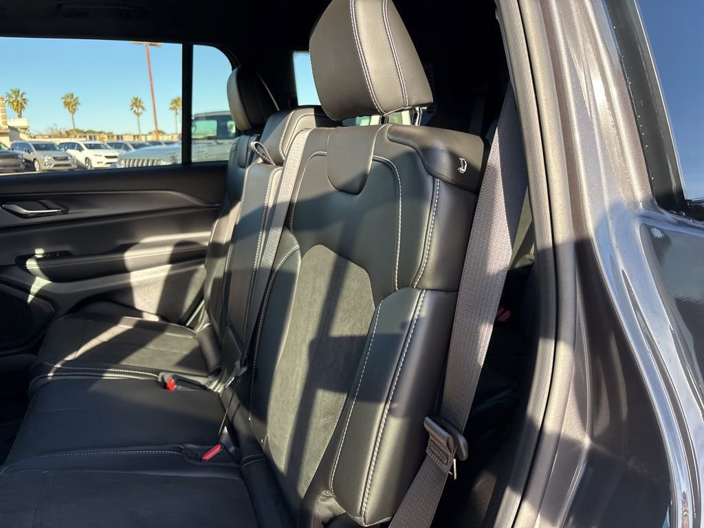 New 2025 Jeep Grand Cherokee L Altitude image 18