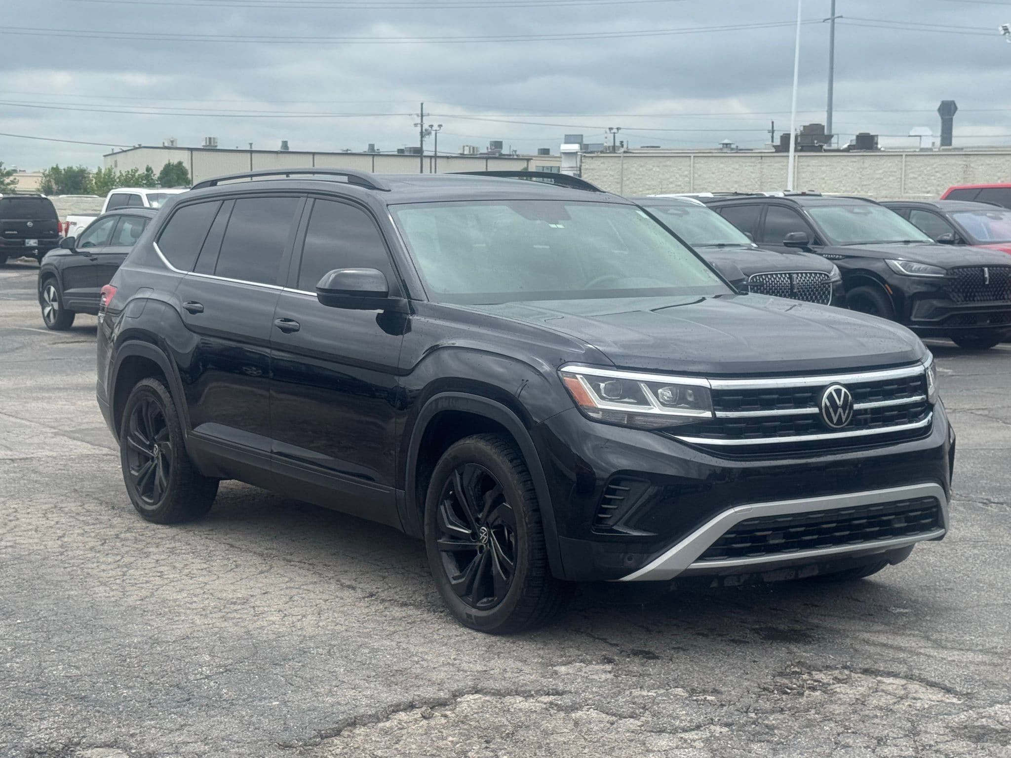 Used 2023 Volkswagen Atlas SE AWD/4WD image 2