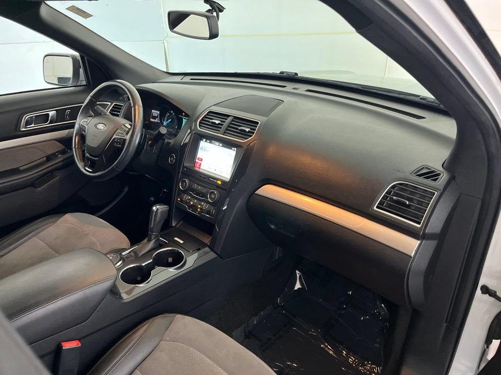 Used 2017 Ford Explorer XLT w/ Equipment Group 202A AWD/4WD image 22
