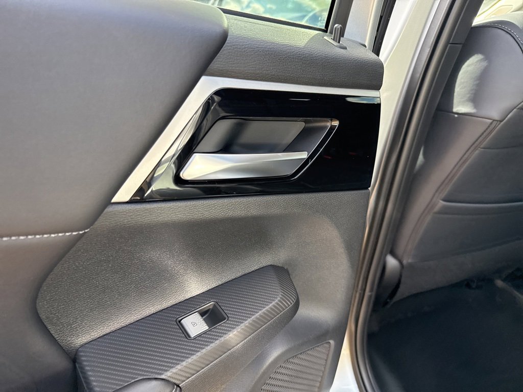 New 2025 Mitsubishi Outlander SE image 19