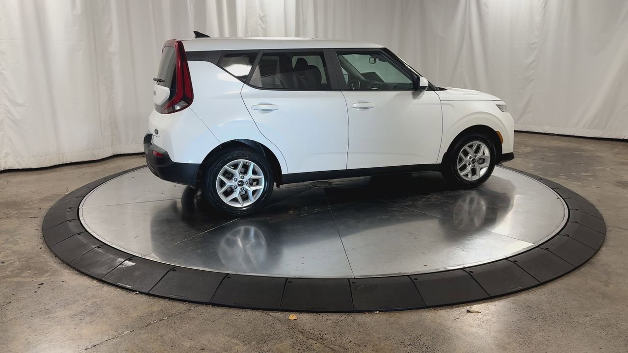 Certified 2022 Kia Soul LX w/ Technology Package image 2