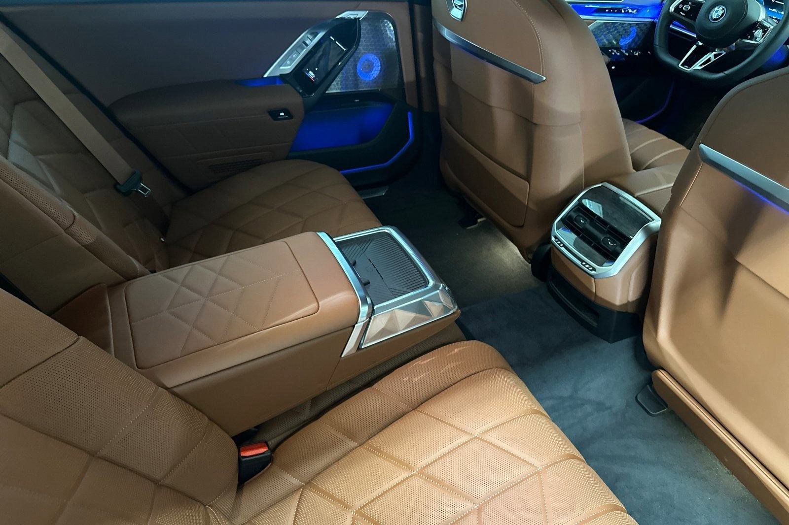 Used 2025 BMW i7 xDrive60 image 31