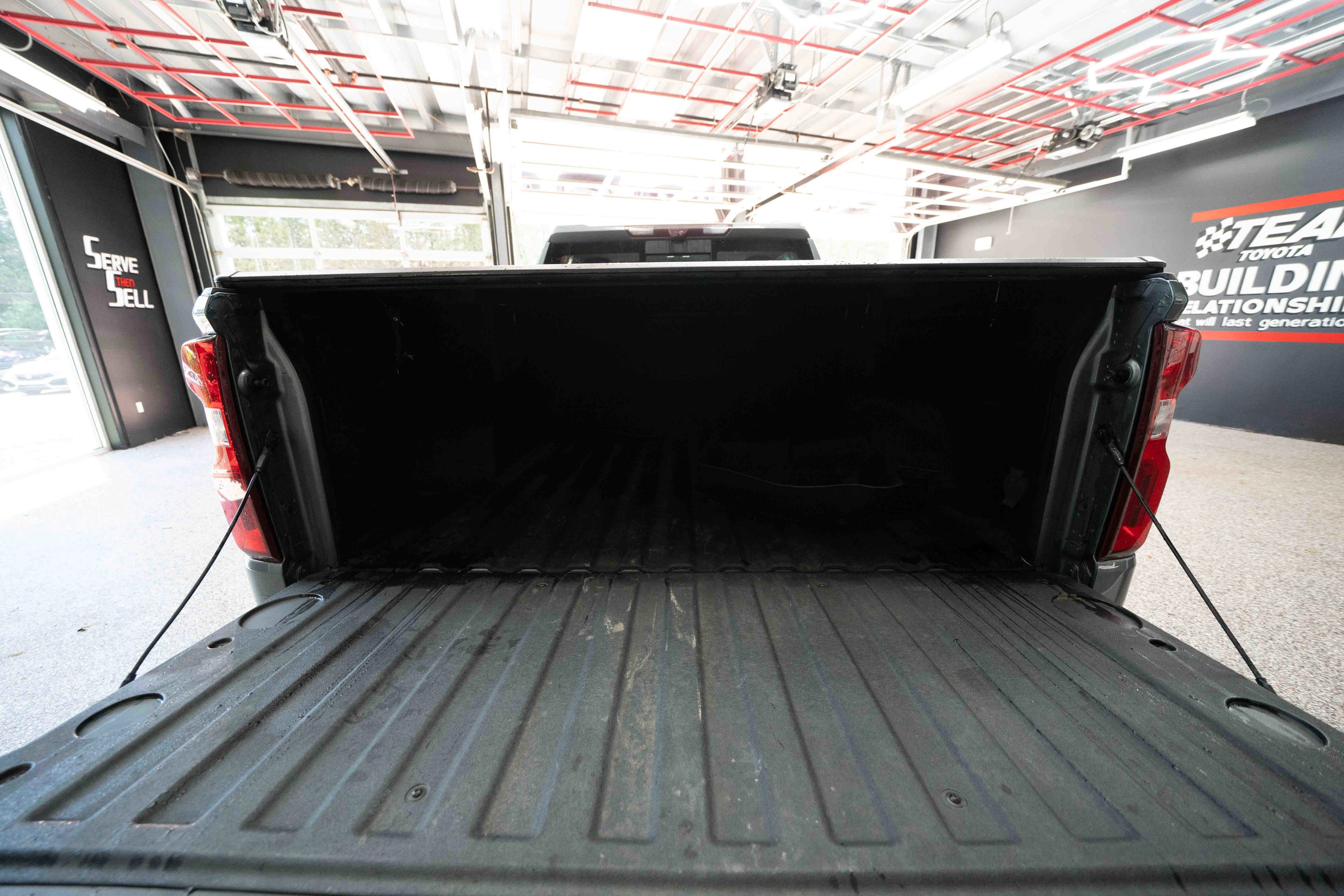 Used 2021 Chevrolet Silverado 1500 High Country w/ Technology Package AWD/4WD image 27