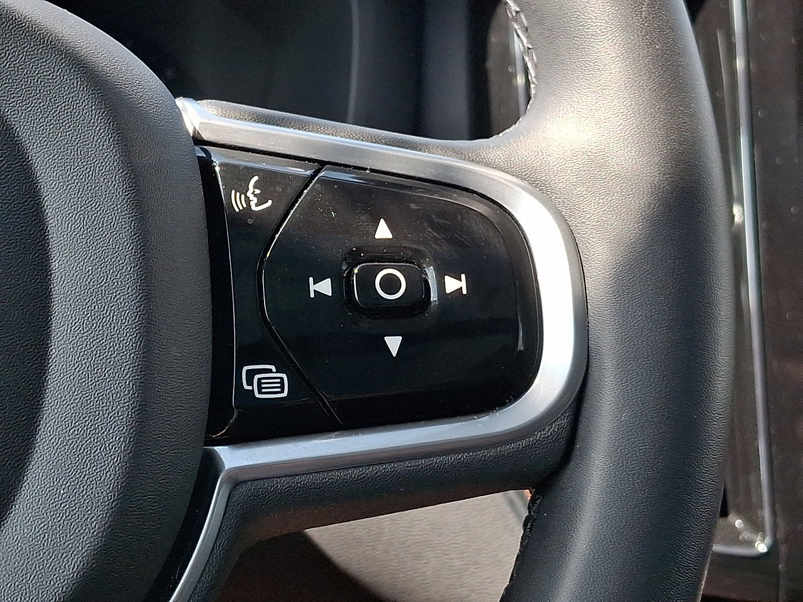 Used 2023 Volvo XC60 B5 Plus AWD/4WD image 23