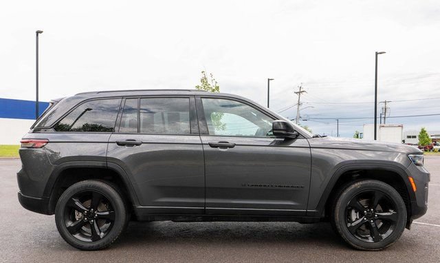 Used 2024 Jeep Grand Cherokee Altitude AWD/4WD image 5