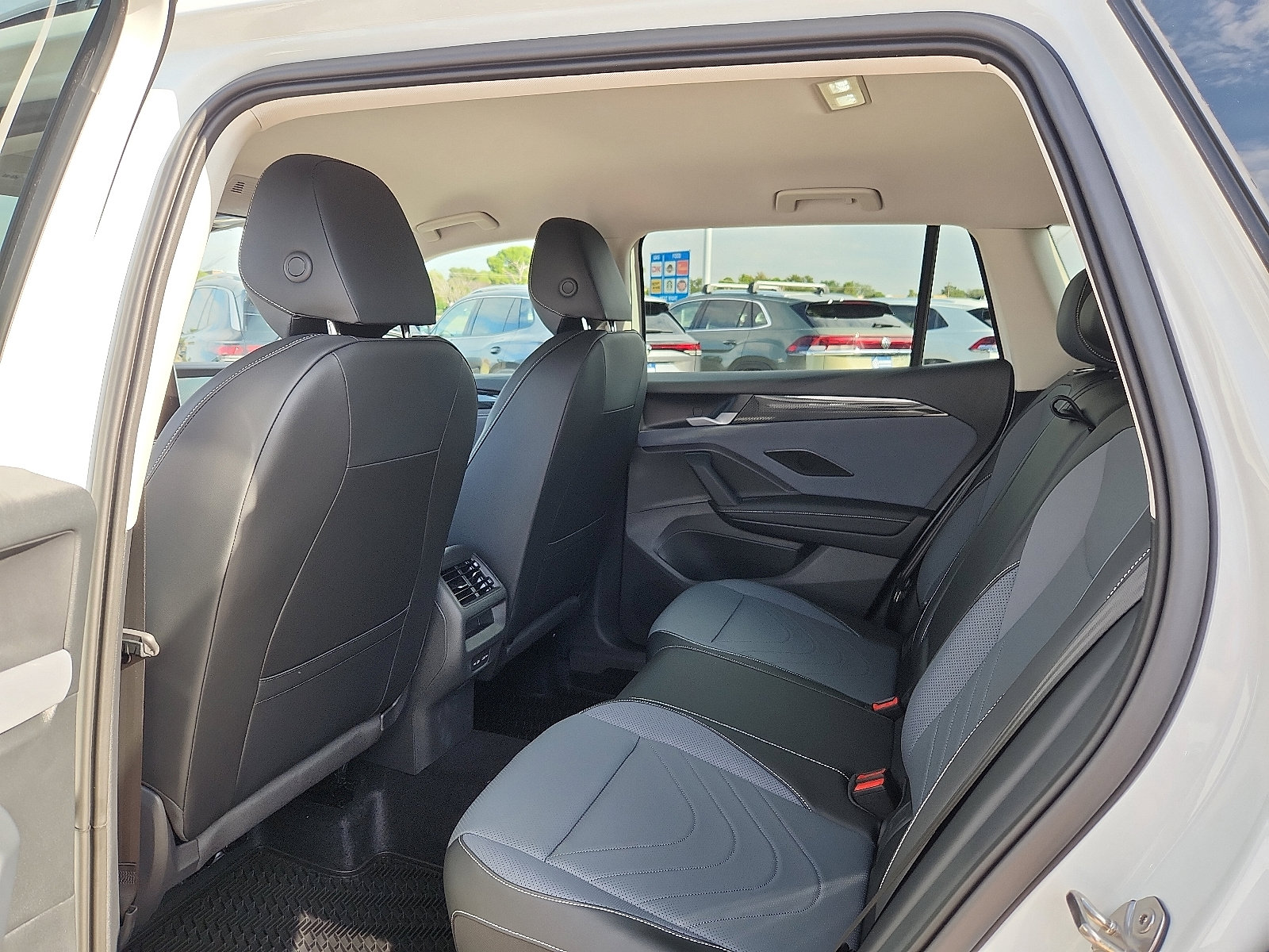 New 2025 Volkswagen Tiguan SE image 13