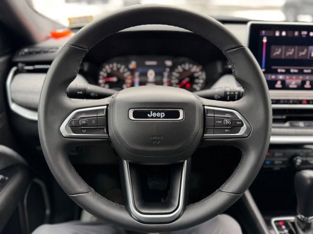 Used 2024 Jeep Compass Latitude image 11