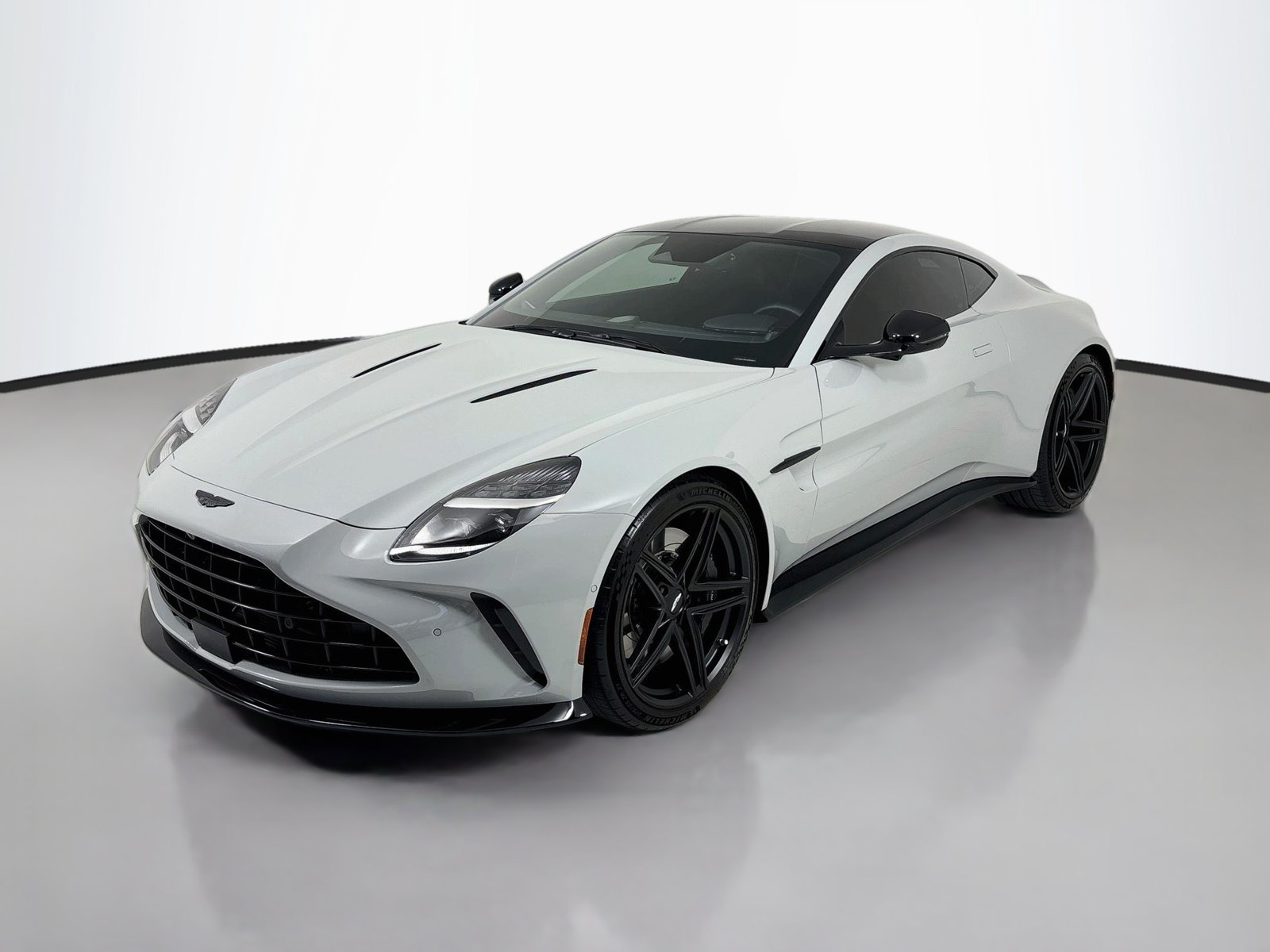 Used 2025 Aston Martin V8 Vantage Coupe RWD image 3