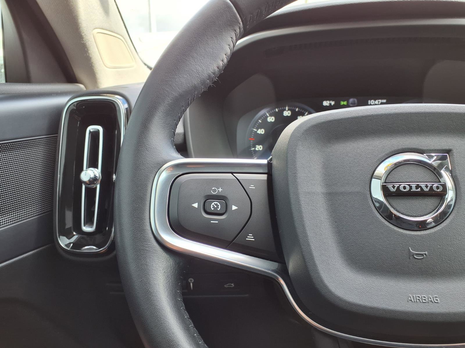 Used 2020 Volvo XC40 T4 Momentum image 30