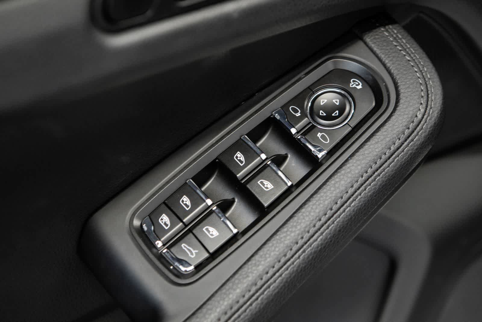 Certified 2025 Porsche Macan AWD/4WD image 20